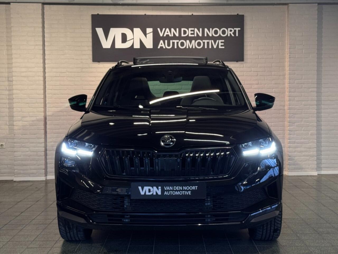 Skoda Karoq 1.5 TSI ACT Sportline Business DSG Pano Virtual ACC Trekhaak Stoelverw 18''