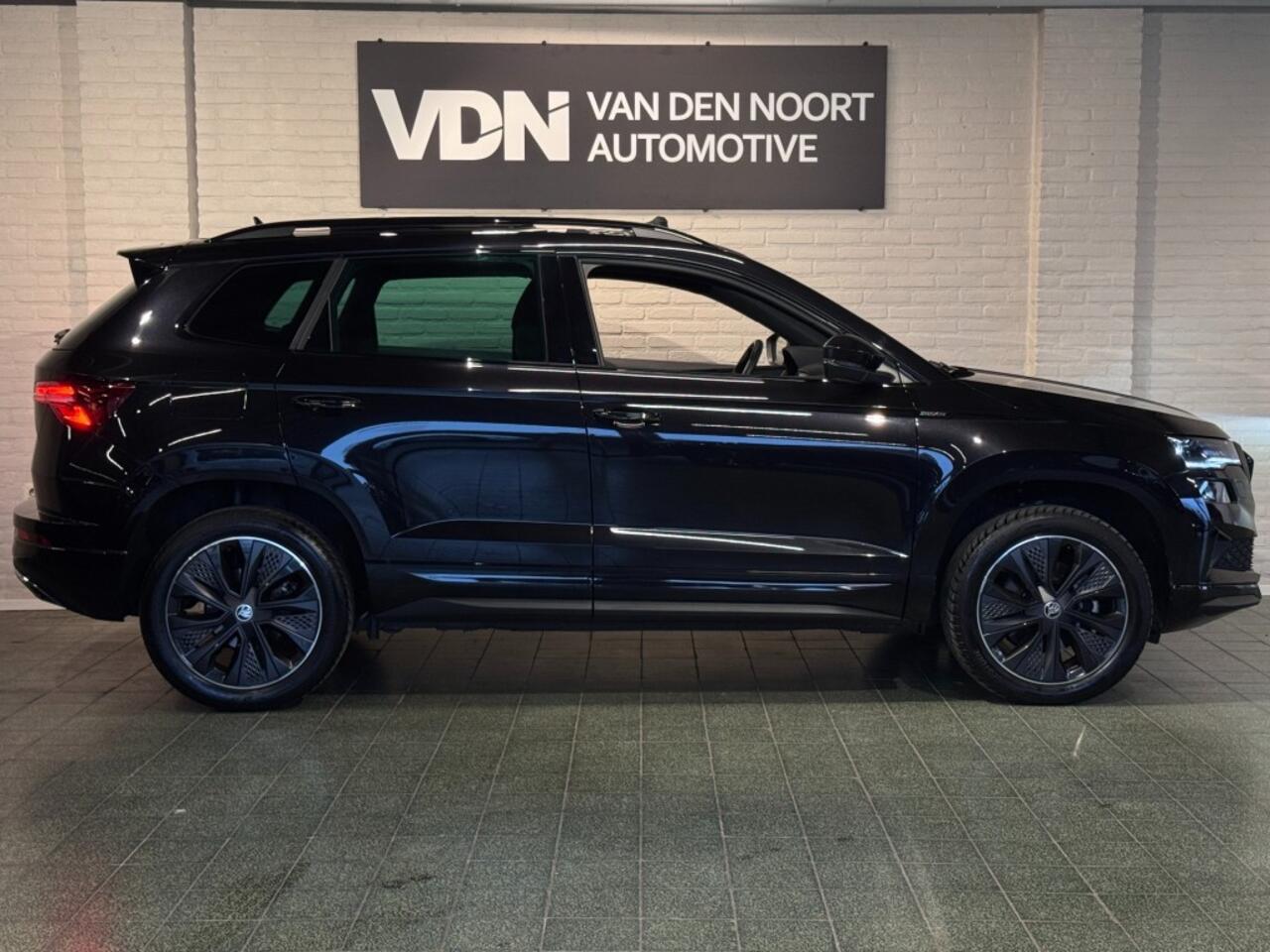Skoda Karoq 1.5 TSI ACT Sportline Business DSG Pano Virtual ACC Trekhaak Stoelverw 18''