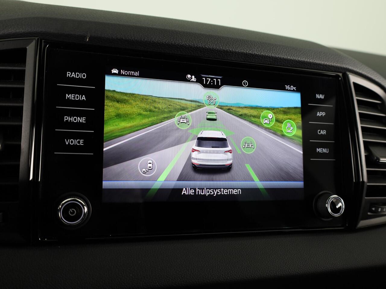 Skoda Karoq 1.5 TSI Sportline Business 150pk | Dode hoek sensoren | Adaptive Cruise Control | Elektrische achterklep |