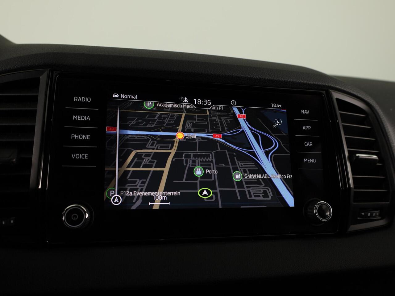Skoda Karoq 1.5 TSI ACT Sportline Business 150 pk Automaat (DSG) | Verlengde garantie | Navigatie | Panoramadak | Parkeersensoren | Achteruitrijcamera | Stoelverwarming |