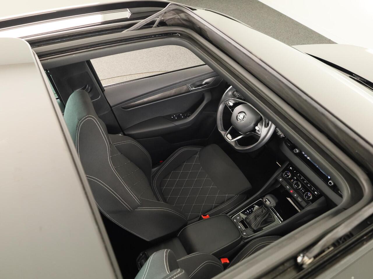 Skoda Karoq 1.5 TSI ACT Sportline Business 150 pk Automaat (DSG) | Verlengde garantie | Navigatie | Panoramadak | Parkeersensoren | Achteruitrijcamera | Stoelverwarming |