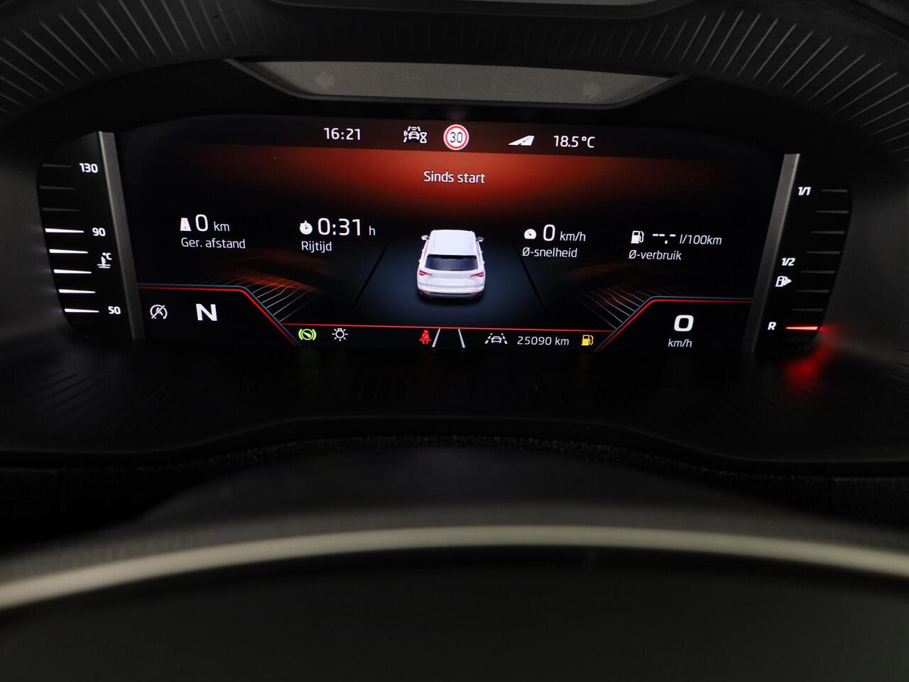 Skoda Karoq 1.5 TSI ACT Sportline Business 150pk | Wegklapbare trekhaak | Navigatie via APP | Verlengde garantie | Verwambare stoelen voor en achter