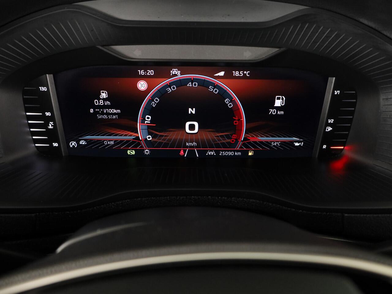 Skoda Karoq 1.5 TSI ACT Sportline Business 150pk | Wegklapbare trekhaak | Navigatie via APP | Verlengde garantie | Verwambare stoelen voor en achter