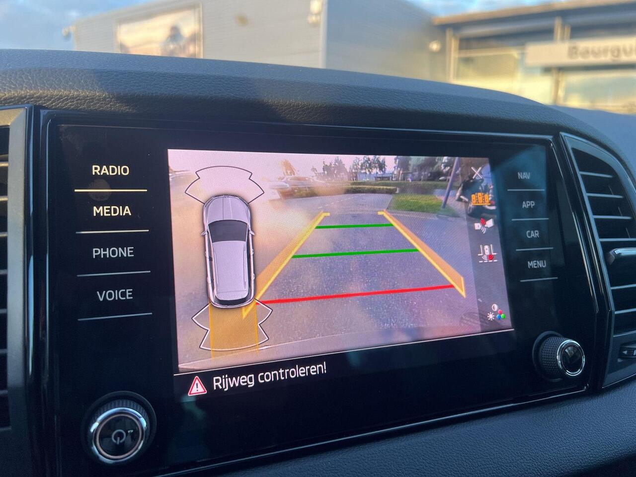 Skoda Karoq 1.5 TSI ACT Business Edition | LED | A. Camera | Cruise | Navi