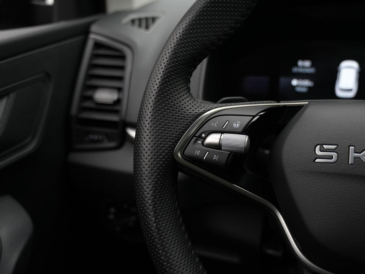 Skoda Karoq 1.5 TSI ACT 150 pk DSG Business Edition | Stuur-/stoelverwarming | Achteruitrijcamera | Carplay | Virtual Cockpit