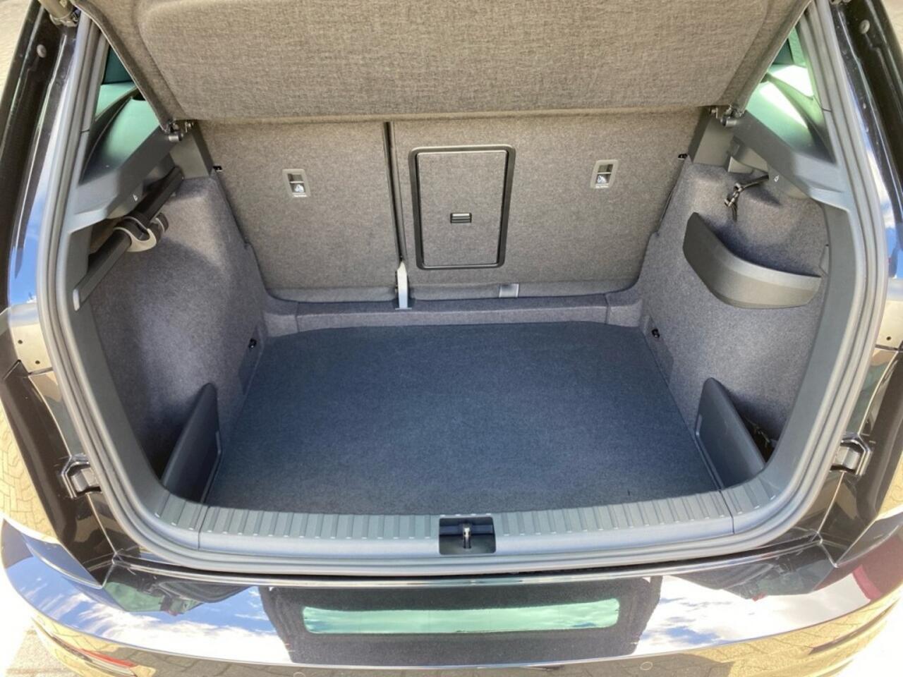 Skoda Karoq 1.5 TSI DSG SPORTLINE PANO-DAK/TREKHAAK/CAMERA/CARPLAY/ACC/STOELVERW