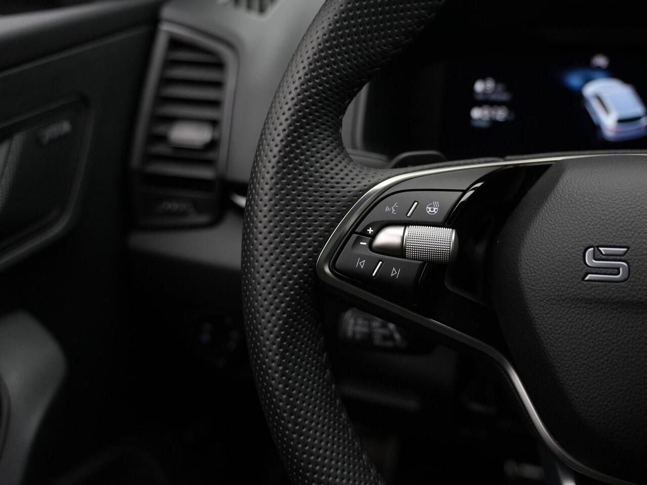 Skoda Karoq 1.5 TSI ACT 150 pk DSG Sportline Business | Canton | Stuur-/stoelverwarming | Achteruitrijcamera | Navigatie | Adaptive Cruise