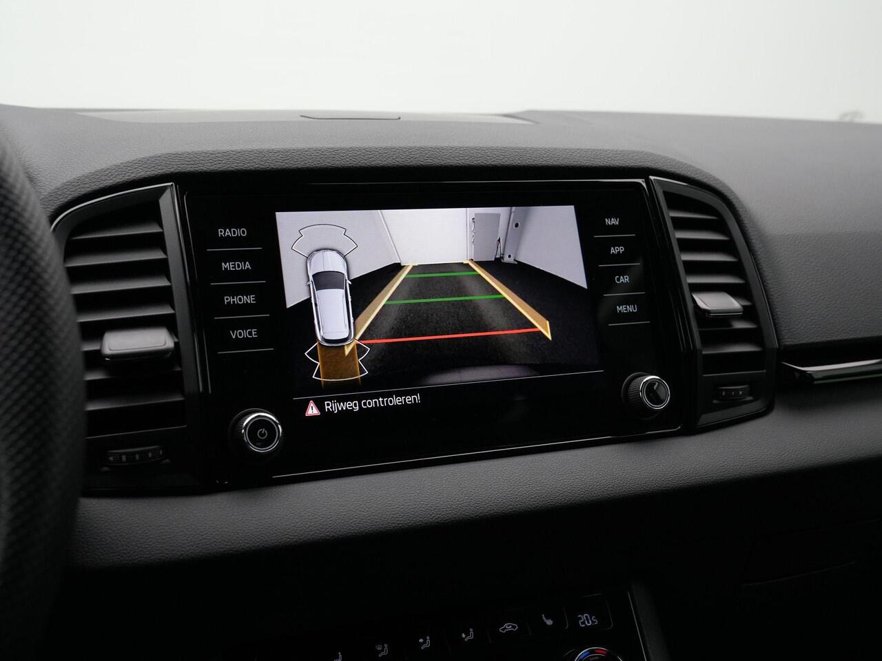 Skoda Karoq 1.5 TSI ACT 150 pk DSG Sportline | Panoramadak | Leder | Geheugenstoelen | Adaptief onderstel | Matrix LED | Stuur-/achterbankverwarming | Achteruitrijcamera