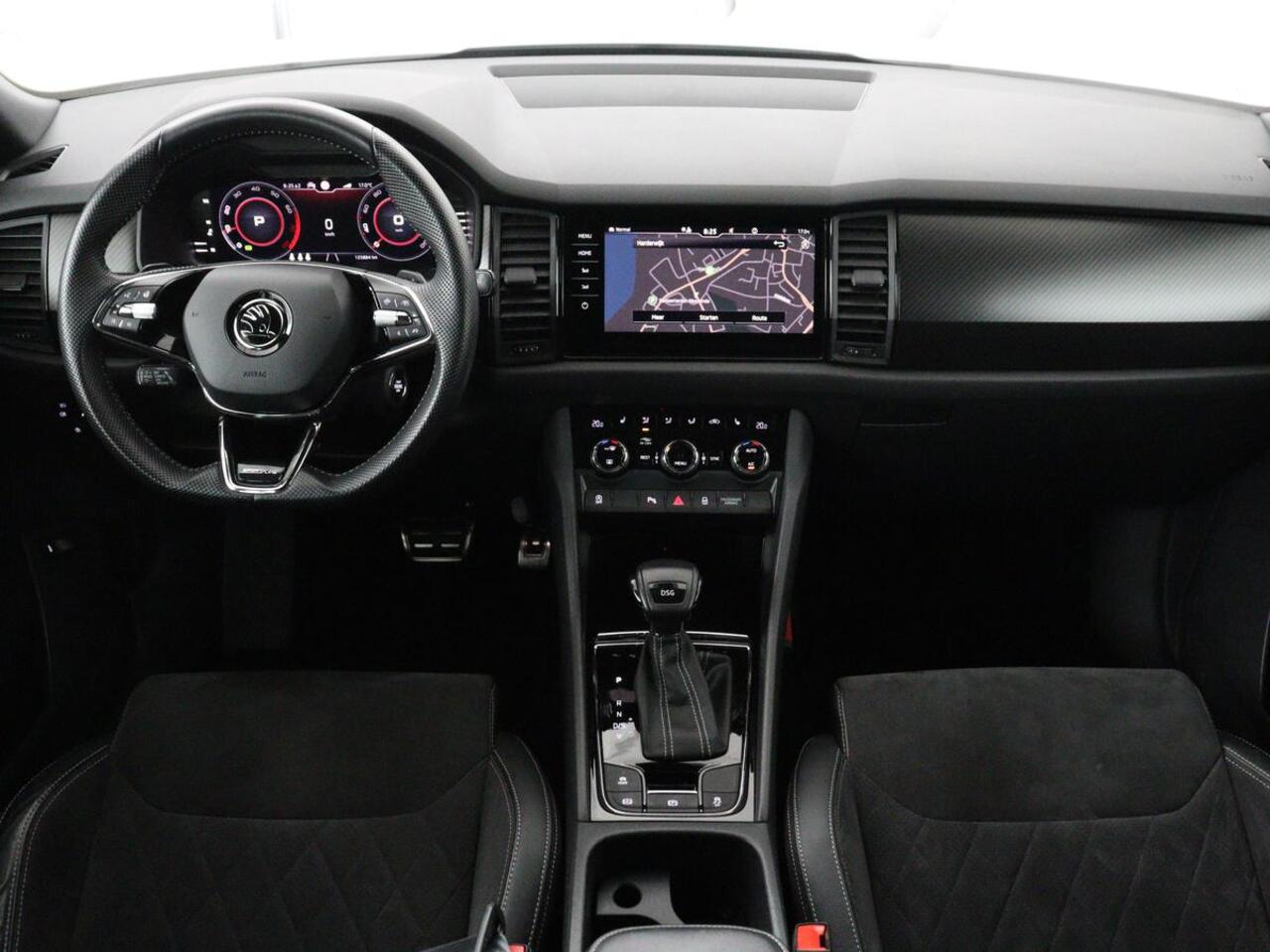 Skoda Kodiaq 1.5 TSI Sportline 7 Persoons | Panoramadak | Stoelverwarming | Trekhaak | Adaptive cruise | Carplay | Memory | 20 inch | Virtual Cockpit | Alcantara | Keyless | Navigatie