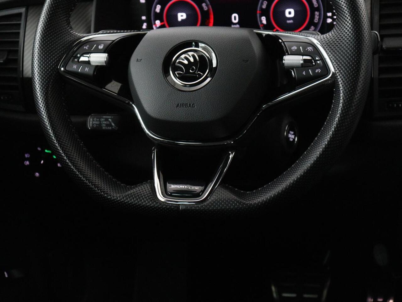 Skoda Kodiaq 1.5 TSI Sportline 7 Persoons | Panoramadak | Stoelverwarming | Trekhaak | Adaptive cruise | Carplay | Memory | 20 inch | Virtual Cockpit | Alcantara | Keyless | Navigatie