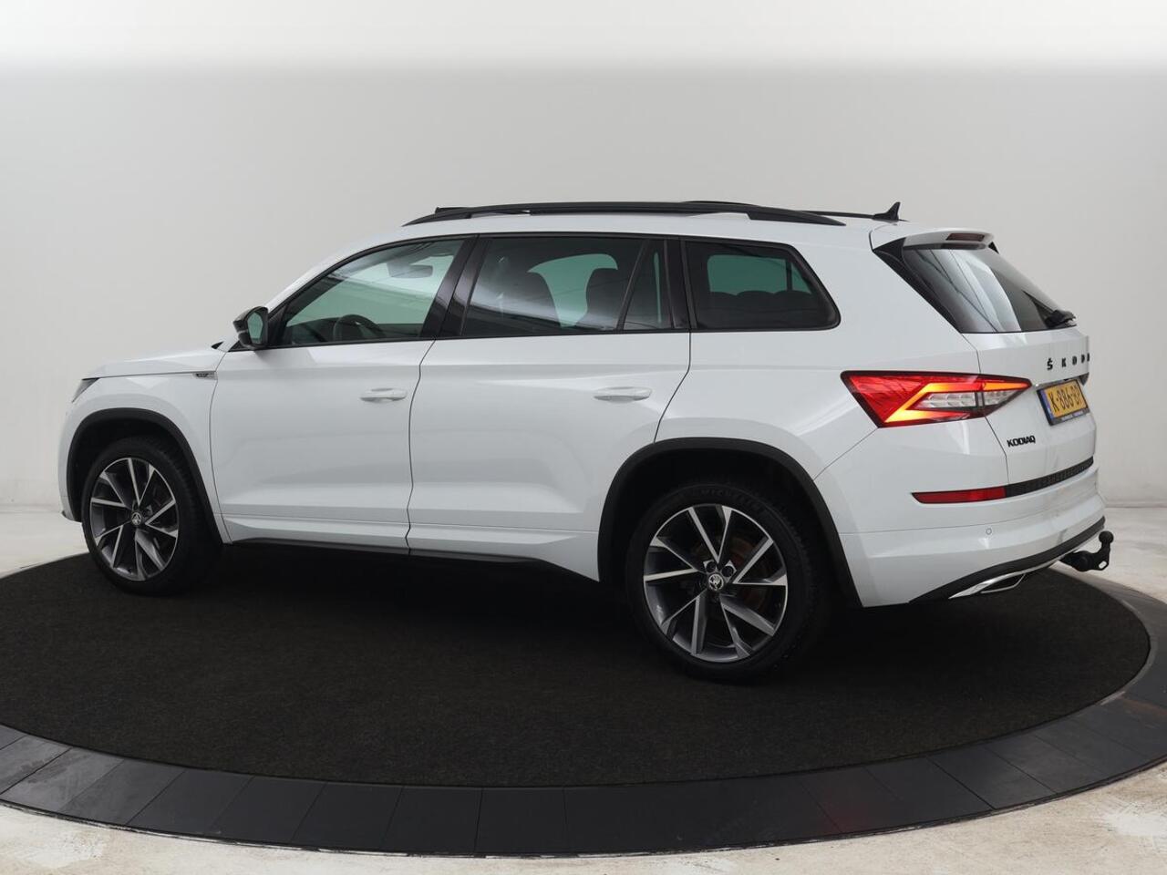 Skoda Kodiaq 1.5 TSI Sportline 7 Persoons | Panoramadak | Stoelverwarming | Trekhaak | Adaptive cruise | Carplay | Memory | 20 inch | Virtual Cockpit | Alcantara | Keyless | Navigatie
