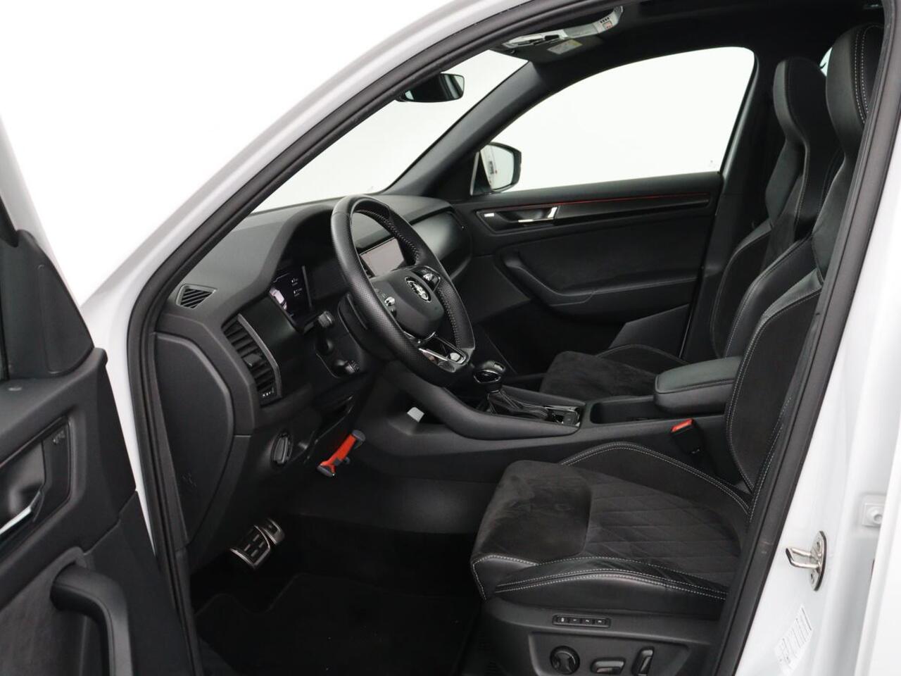 Skoda Kodiaq 1.5 TSI Sportline 7 Persoons | Panoramadak | Stoelverwarming | Trekhaak | Adaptive cruise | Carplay | Memory | 20 inch | Virtual Cockpit | Alcantara | Keyless | Navigatie