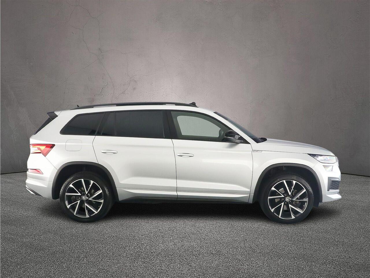 Skoda Kodiaq Sportline Business 7p. 1.5 TSI 150pk DSG Automaat Trekhaak, 3e zitrij, Navigatie, Panoramadak, Adaptive cruise control, Achteruitrijcamera, LED matrix koplampen