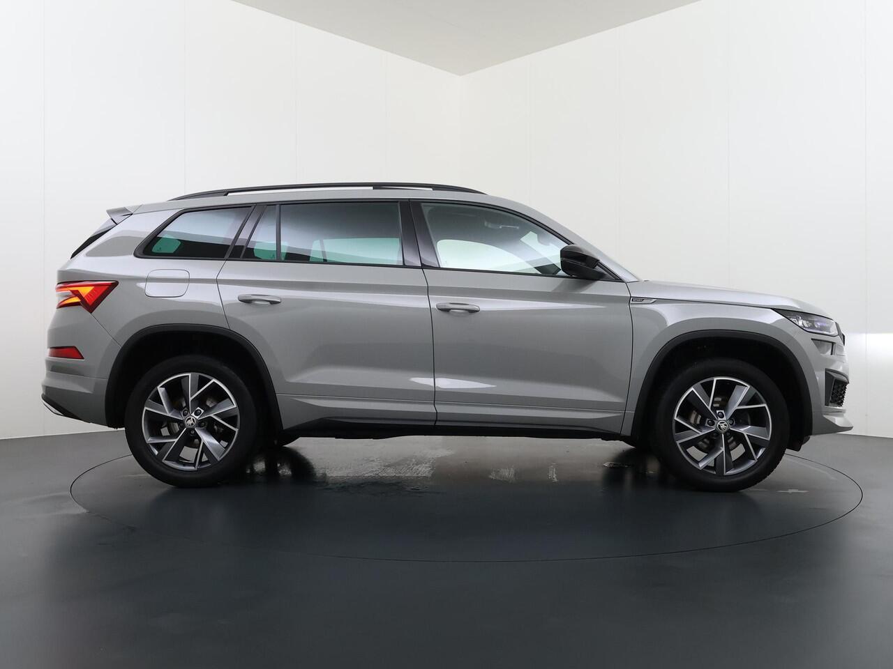 Skoda Kodiaq 1.5 TSI Sportline Business VAN ¤43.900,- NU VOOR SLECHTS ¤39.877,- Uw LENTEVOORDEEL ¤4.023,- |AUTOMAAT | PANORAMADAK | ADAPTIEVE CRUISECONTROL | CAMERA | ELEKTRISCHE STOEL/KOFFERRUIK | STANDKACHEL | STOELVERWARMING VOOR + ACHTER | SKODA DEALER ONDERHOUDEN
