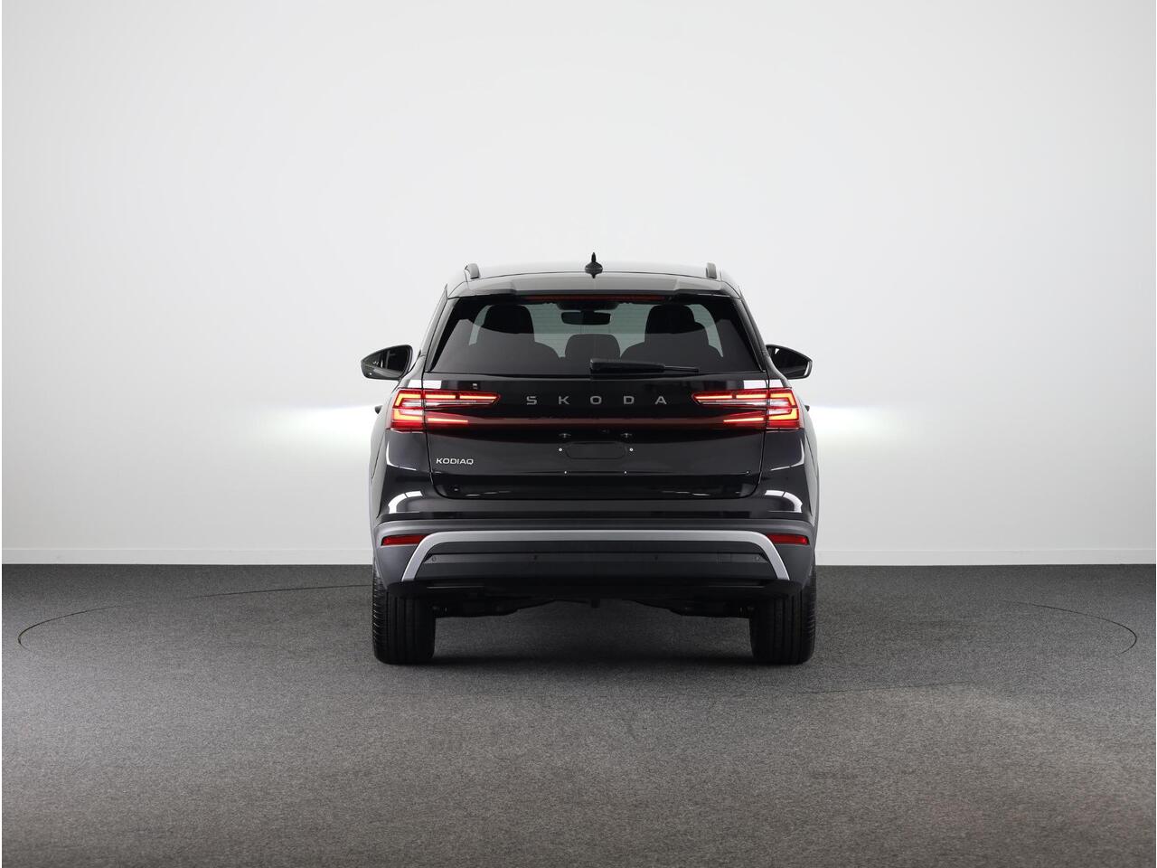 Skoda Kodiaq Business Edition m-HEV 1.5 TSI 150 pk 7 versn. DSG | Trekhaak | Comfort Pakket | Dynamic Chassis Control | Winter Pakket | Parkeer pakket | 18 inch lichtmetalen velgen | Ligh & View