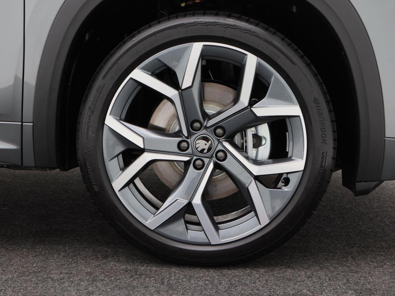 Skoda Kodiaq 1.5 TSi 204 Pk Automaat PHEV Sportline Business | Canton Audio | Panoramadak | Elektrische Stoelen | Trekhaak | Stoel Verwarming | CarPlay | Camera | LED | 20 Inch | Nieuwe Auto!!