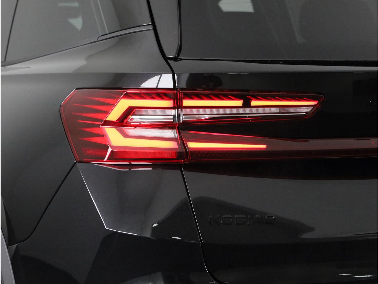 Skoda Kodiaq Sportline Business 1.5 TSI 204pk PHEV DSG | Trekhaak | Panoramadak | Light & View | Winter pakket | Elek. stoel | Adaptive Cruise | Blind Spot |