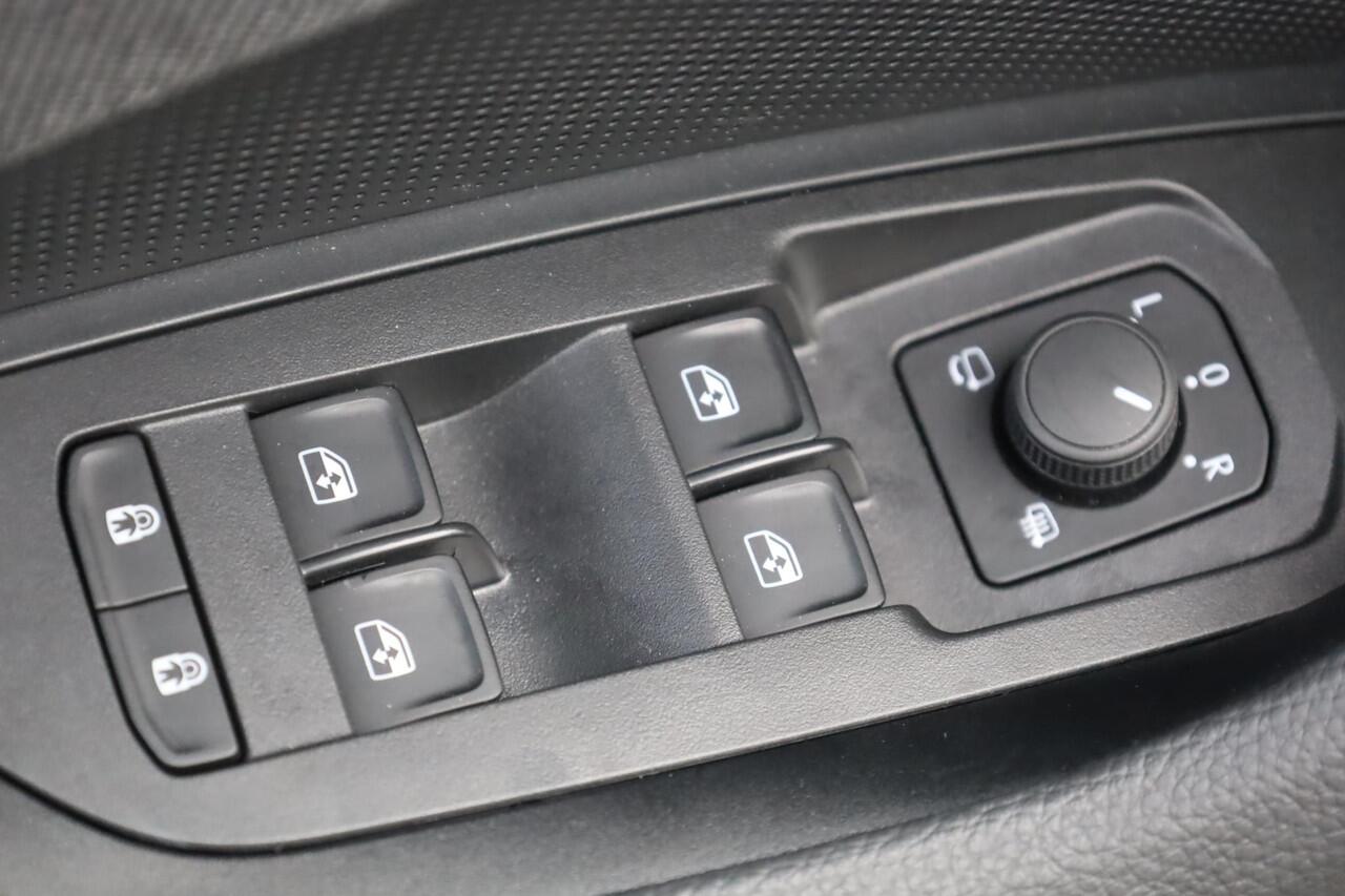 Skoda Kodiaq 1.5 TSI MHEV Business Edition 7p. PL ¤773 p/m* 7 zits panoramadak wegklapbare trekhaak 19" LMV camera side assist chrome dakrailing multifunctioneel lederen stuurwiel stoelverwarming keyless go privacy glas spiegels elektrich inklapbaar virtual cockpit n