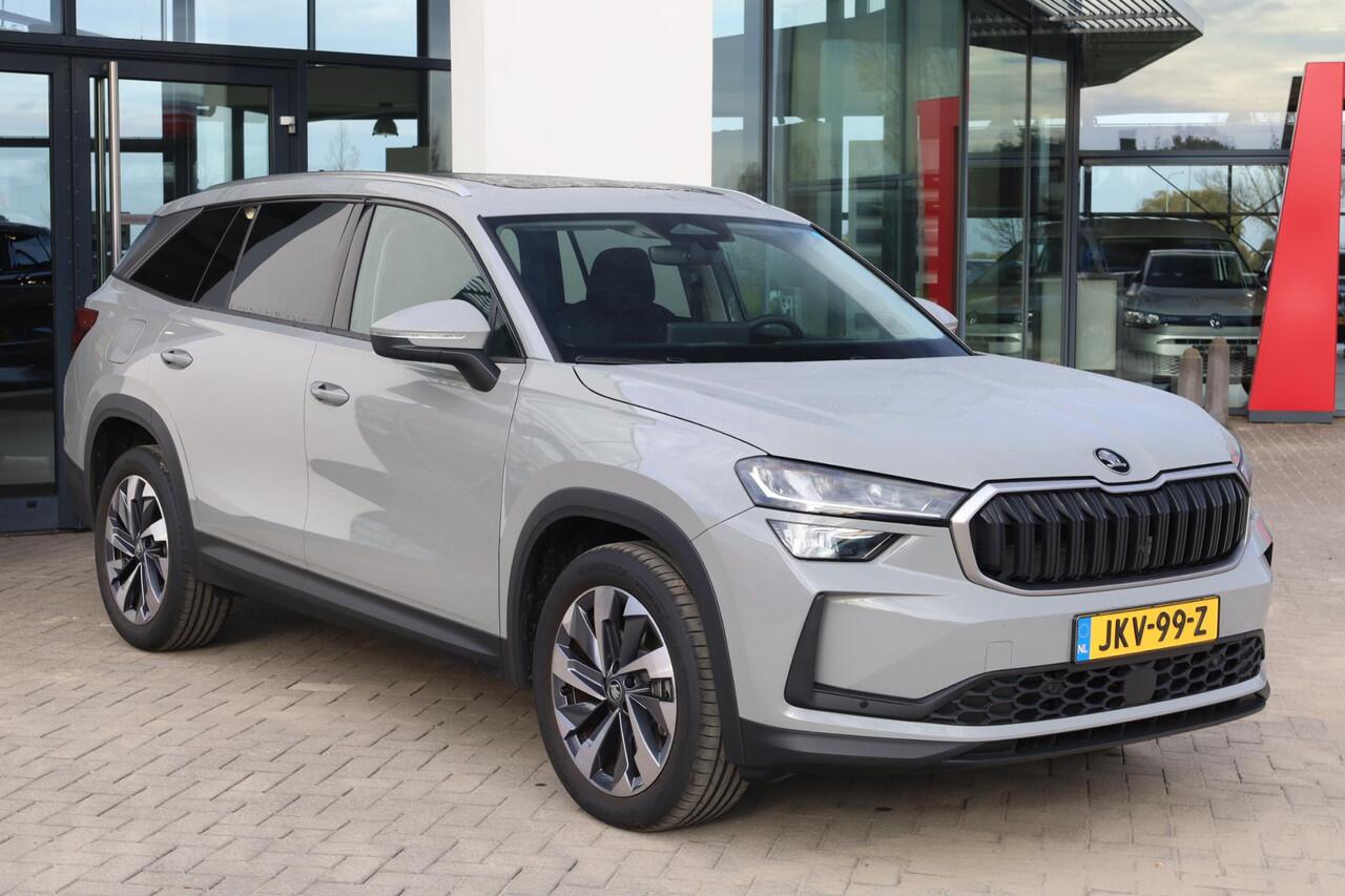 Skoda Kodiaq 1.5 TSI MHEV Business Edition 7p. PL ¤773 p/m* 7 zits panoramadak wegklapbare trekhaak 19" LMV camera side assist chrome dakrailing multifunctioneel lederen stuurwiel stoelverwarming keyless go privacy glas spiegels elektrich inklapbaar virtual cockpit n