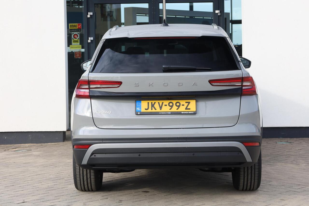 Skoda Kodiaq 1.5 TSI MHEV Business Edition 7p. PL ¤773 p/m* 7 zits panoramadak wegklapbare trekhaak 19" LMV camera side assist chrome dakrailing multifunctioneel lederen stuurwiel stoelverwarming keyless go privacy glas spiegels elektrich inklapbaar virtual cockpit n