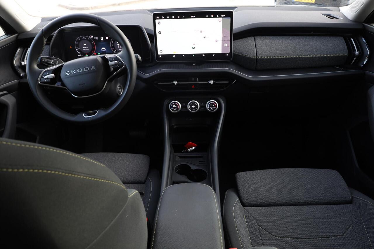 Skoda Kodiaq 1.5 TSI MHEV Business Edition 7p. PL ¤750 p/m* 7 zits panoramadak wegklapbare trekhaak 19" LMV camera side assist chrome dakrailing multifunctioneel lederen stuurwiel stoelverwarming keyless go privacy glas spiegels elektrich inklapbaar virtual cockpit n