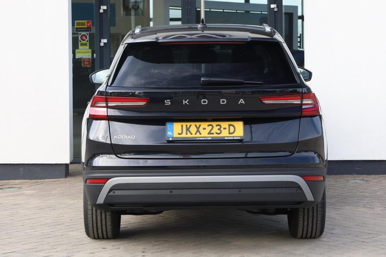 Skoda Kodiaq 1.5 TSI MHEV Business Edition 7p. PL ¤750 p/m* 7 zits panoramadak wegklapbare trekhaak 19" LMV camera side assist chrome dakrailing multifunctioneel lederen stuurwiel stoelverwarming keyless go privacy glas spiegels elektrich inklapbaar virtual cockpit n