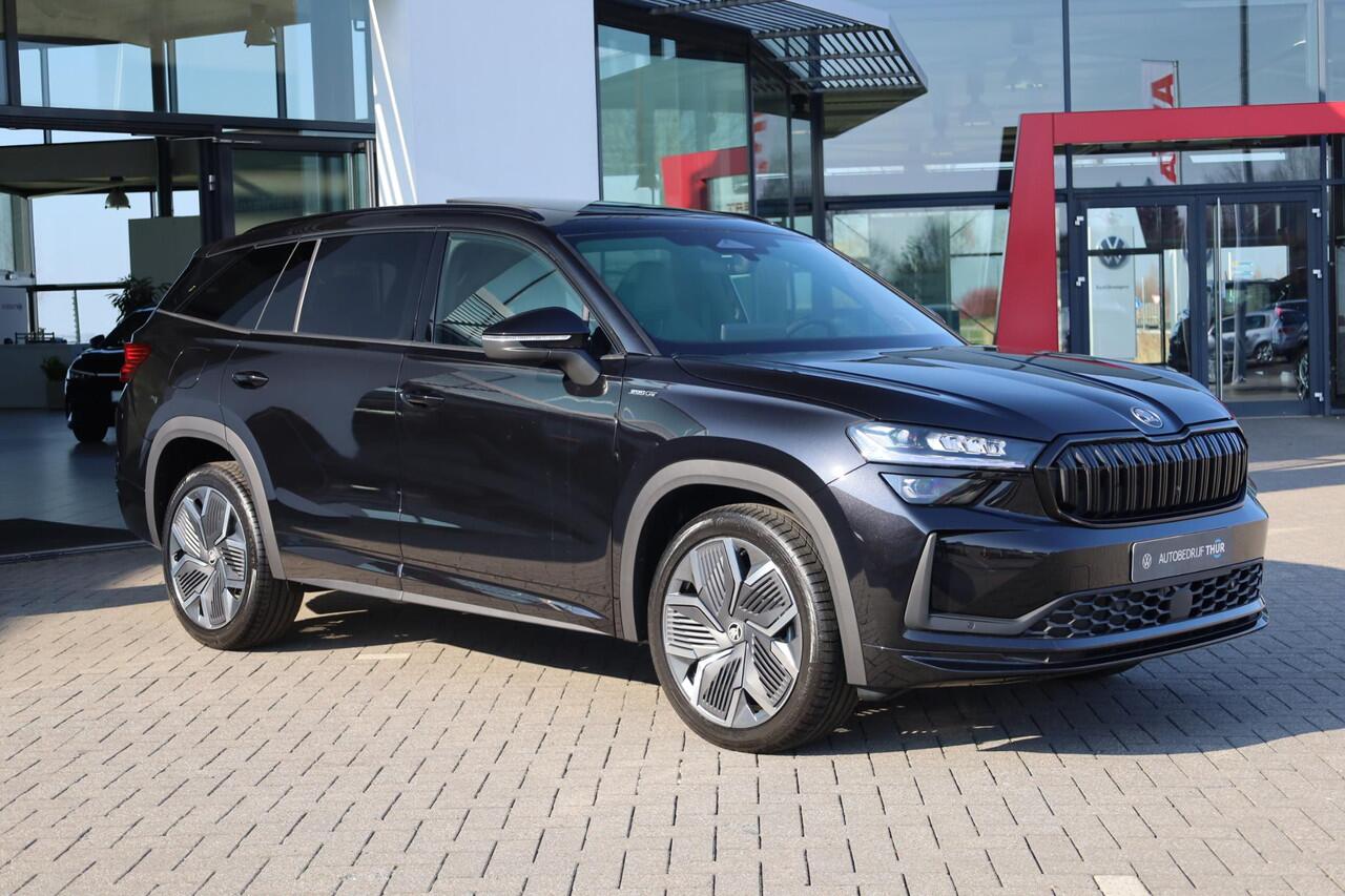 Skoda Kodiaq 1.5 TSI PHEV Sportline Business 20" LMV Rila Panoramadak trekhaak wegklapbaar Matrix LED met strip in grille 13" navigatie systeem met smartlink winterpakket met 4 x stoelverwarming voor en achter stuurwiel verwarming elektrische achterklep elektrisch ver