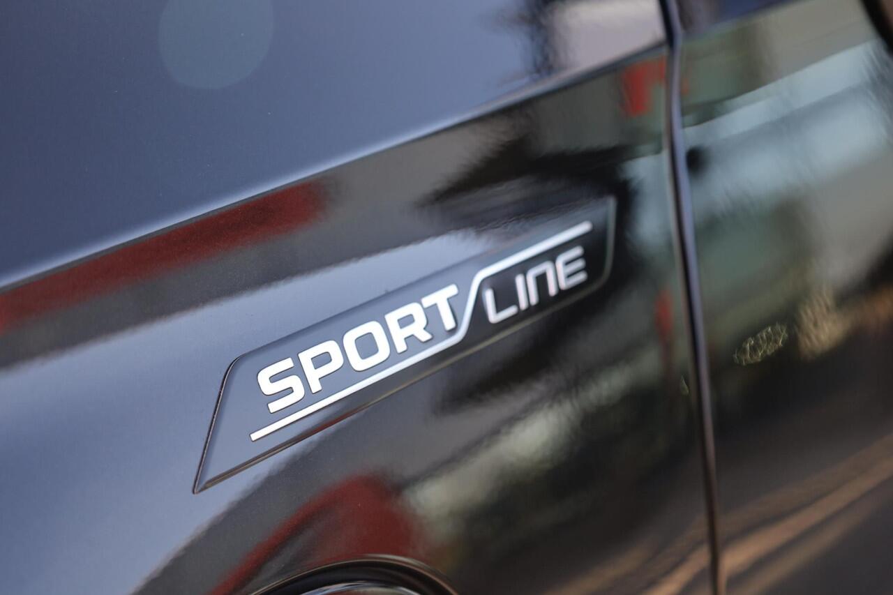 Skoda Kodiaq 1.5 TSI PHEV Sportline Business 20" LMV Rila Panoramadak trekhaak wegklapbaar Matrix LED met strip in grille 13" navigatie systeem met smartlink winterpakket met 4 x stoelverwarming voor en achter stuurwiel verwarming elektrische achterklep elektrisch ver