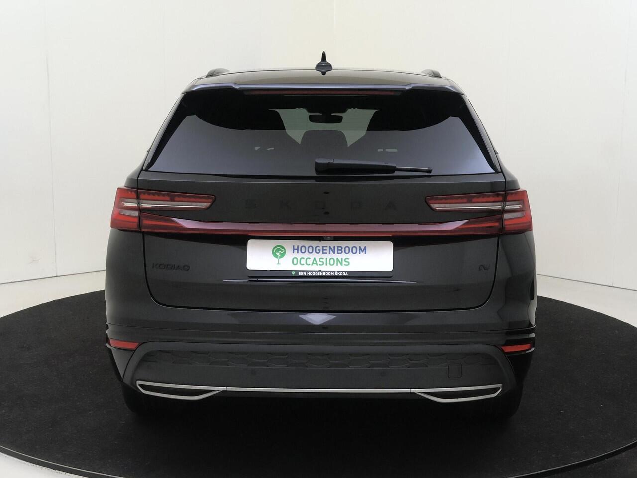 Skoda Kodiaq 1.5 TSI PHEV Sportline Business | Keyless | Stoelverwarming voor en achter | Verlichte grill | Achteruitrijcamera | Navigatie | Dodehoek detectie | Cruise controle | Sfeerverlichting |
