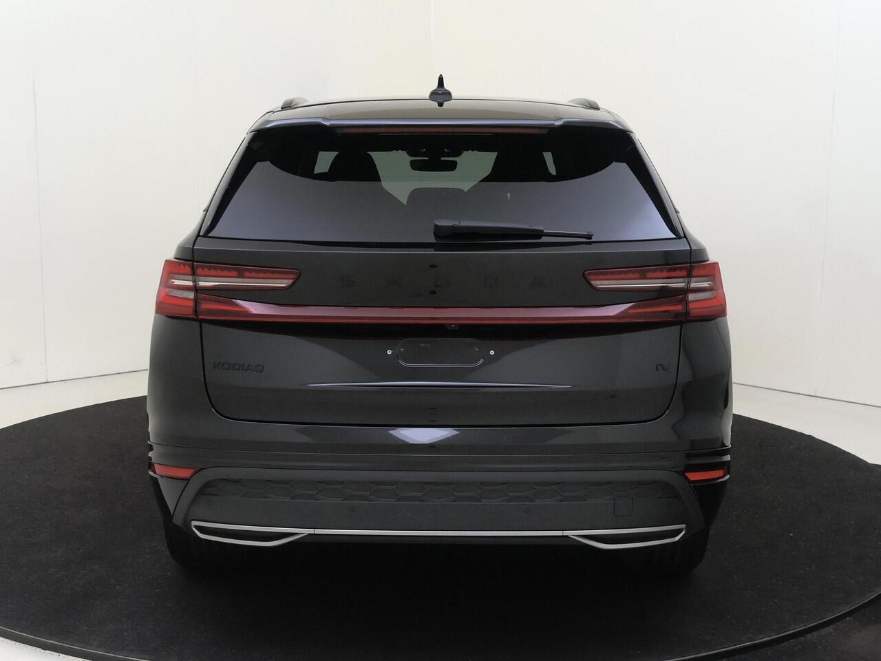 Skoda Kodiaq 1.5 TSI PHEV Sportline Business | Keyless | Stoelverwarming voor en achter | Verlichte grill | Achteruitrijcamera | Navigatie | Dodehoek detectie | Adaptieve cruise controle | Sfeerverlichting |