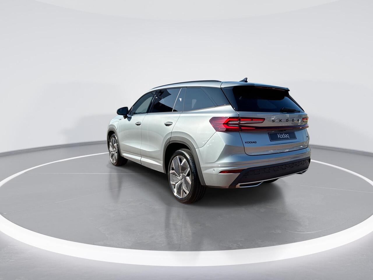 Skoda Kodiaq Sportline Business 1.5 TSI PHEV 150 kW / 204 PK SU | Comfort pakket | Panoramadak | Trekhaak | Parkeer Pakket