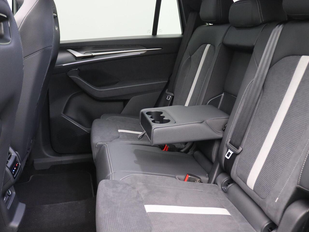 Skoda Kodiaq 1.5 TSI PHEV Sportline Business 204PK DSG Pano-schuifdak, matrix led, trekhaak, Canton sound, adaptive cruise, side assist, stoelverwarming voor & achter, stuurwielverwarming, keyless, alarm, 20" lichtmetaal