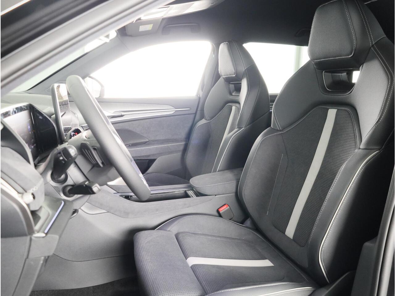 Skoda Kodiaq Sportline Business PHEV 1.5 TSI 204 pk 6 versn. DSG | Panoramadak | Trekhaak | Light & View | Elek. stoel | Adaptive Cruise | Blind Spot |