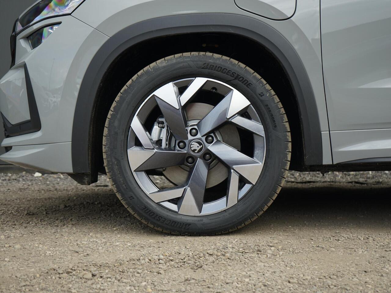 Skoda Kodiaq 1.5 TSI iV 150 kW DSG Sportline PHEV / Nieuw / Matrix / Panoramadak / Trekhaak / Lichtband in de grille / Achteruitrijcamera / Bestuurdersstoel met memory