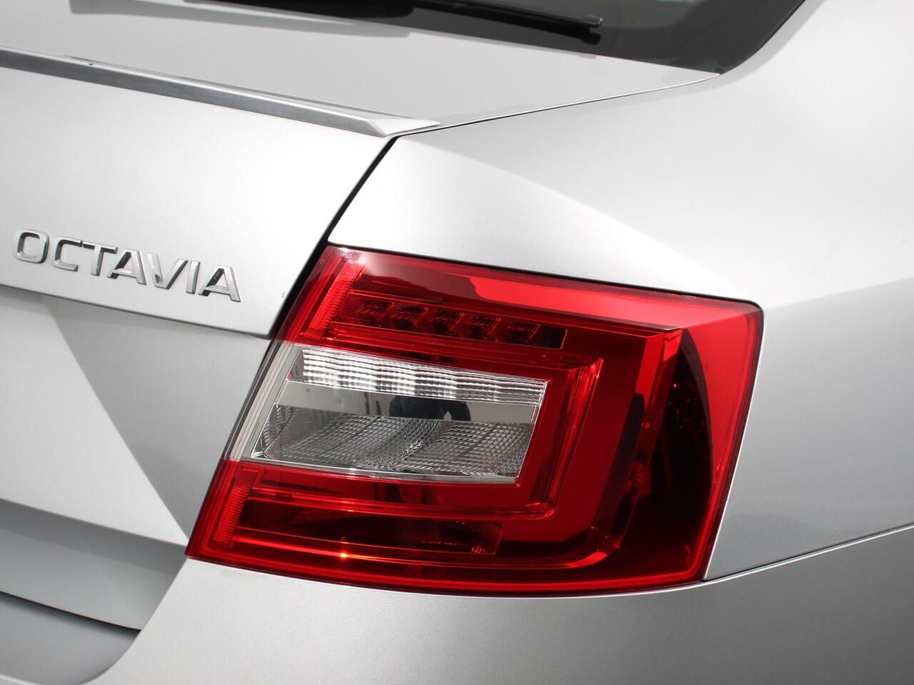 Skoda OCTAVIA 1.5 TSI Greentech Ambition Business Climate control Cruise control Parkeersensoren Voorstoelen verwarmd Navigatie Apple Carplay/ Android Auto