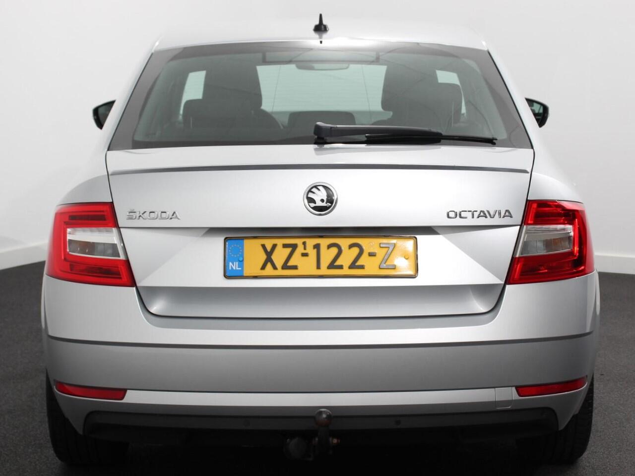 Skoda OCTAVIA 1.5 TSI Greentech Ambition Business Climate control Cruise control Parkeersensoren Voorstoelen verwarmd Navigatie Apple Carplay/ Android Auto