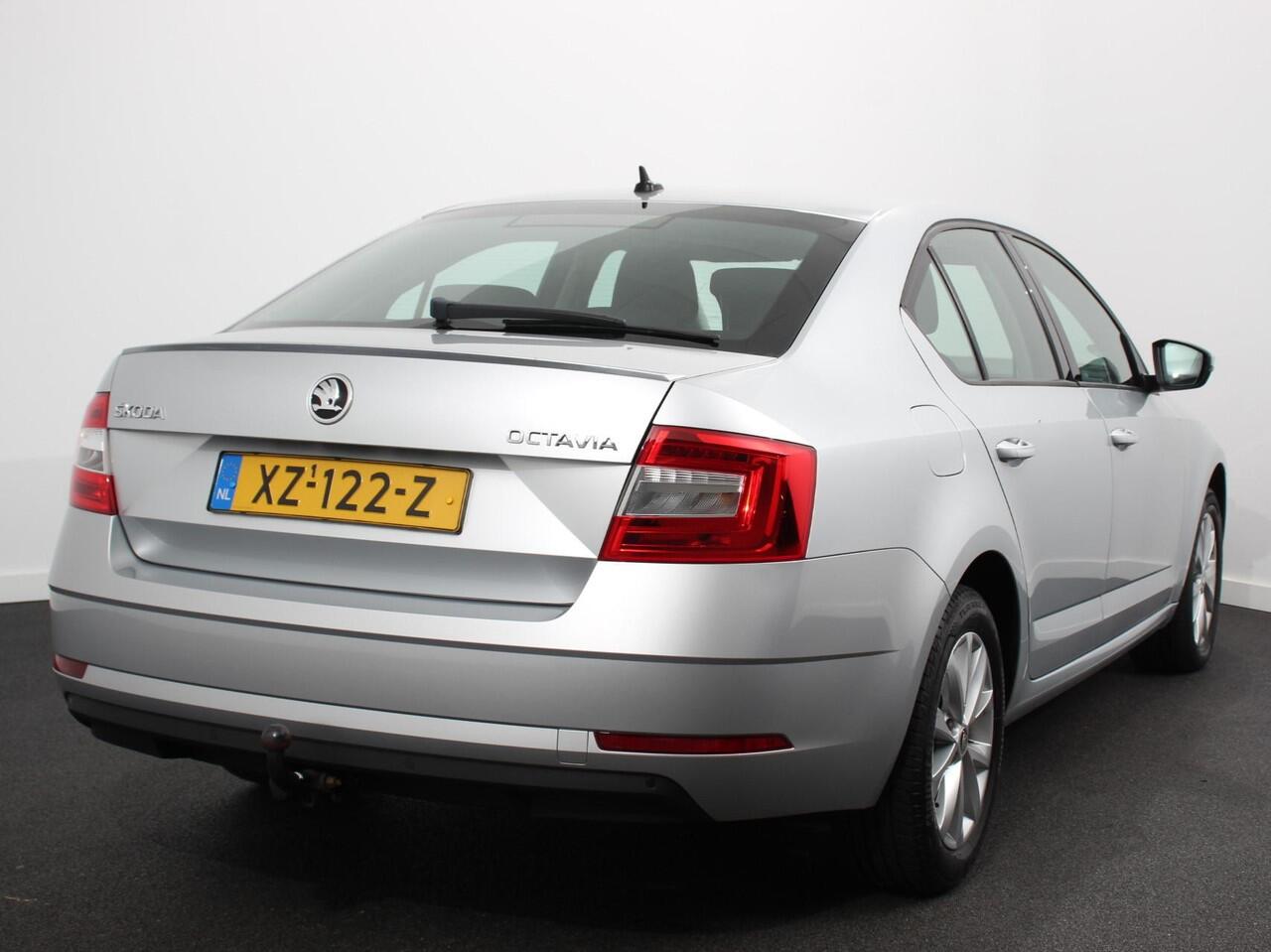Skoda OCTAVIA 1.5 TSI Greentech Ambition Business Climate control Cruise control Parkeersensoren Voorstoelen verwarmd Navigatie Apple Carplay/ Android Auto