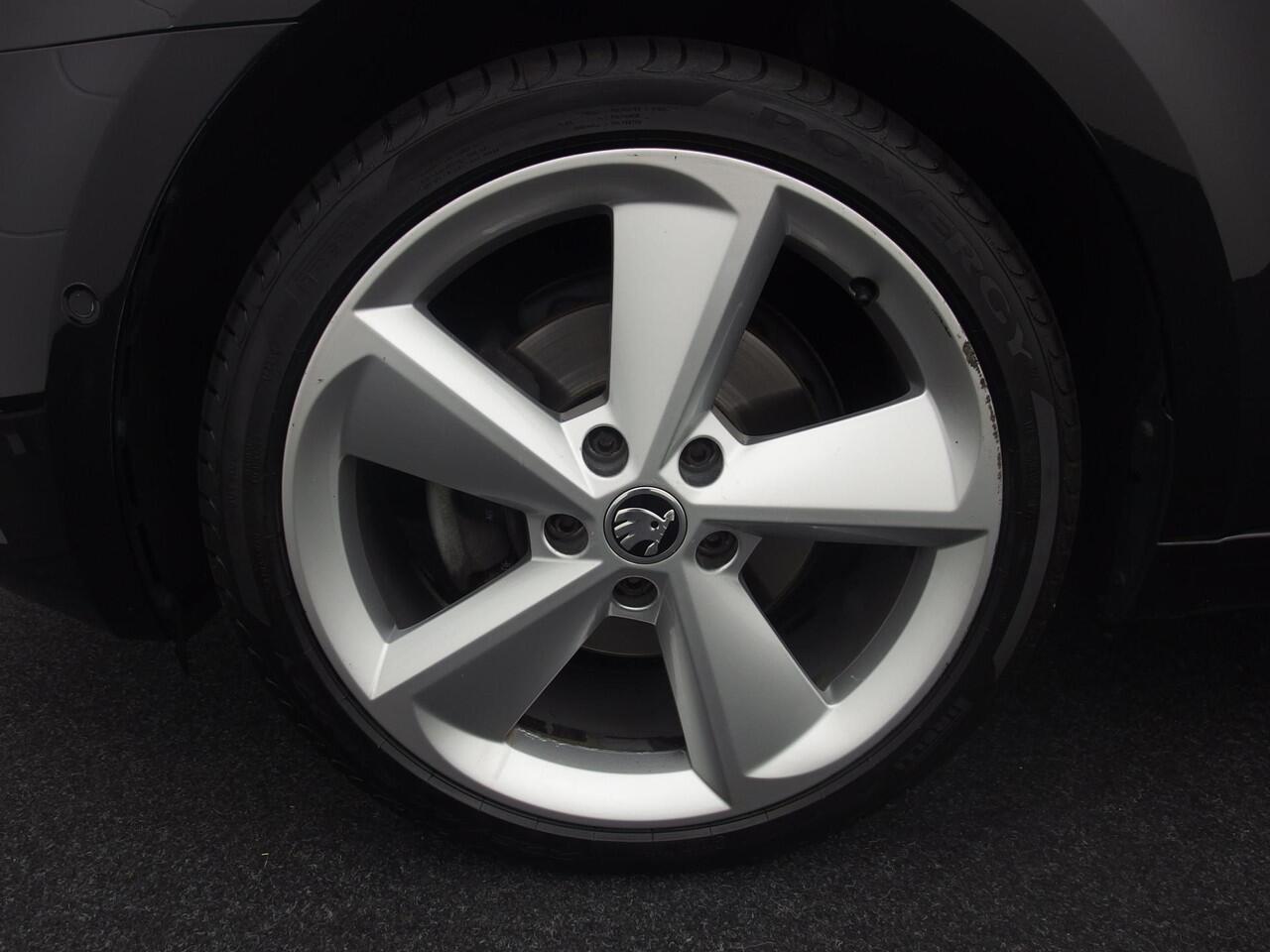 Skoda OCTAVIA Combi 1.5 TSI Greentech Style Business AUTOMAAT / RS-STOELEN / VIRTUAL / CANTON / KEYLESS / FULL LED / STOELVERW / NL-AUTO