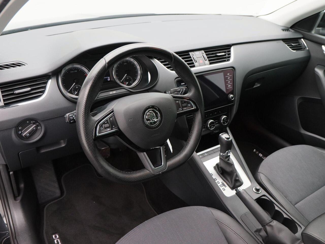 Skoda OCTAVIA Combi 1.0 TSi 115 Pk Automaat Ambition Business | Trekhaak | Navigatie | CarPlay | Stoelverwarming | 17 Inch | 85.572 Km!