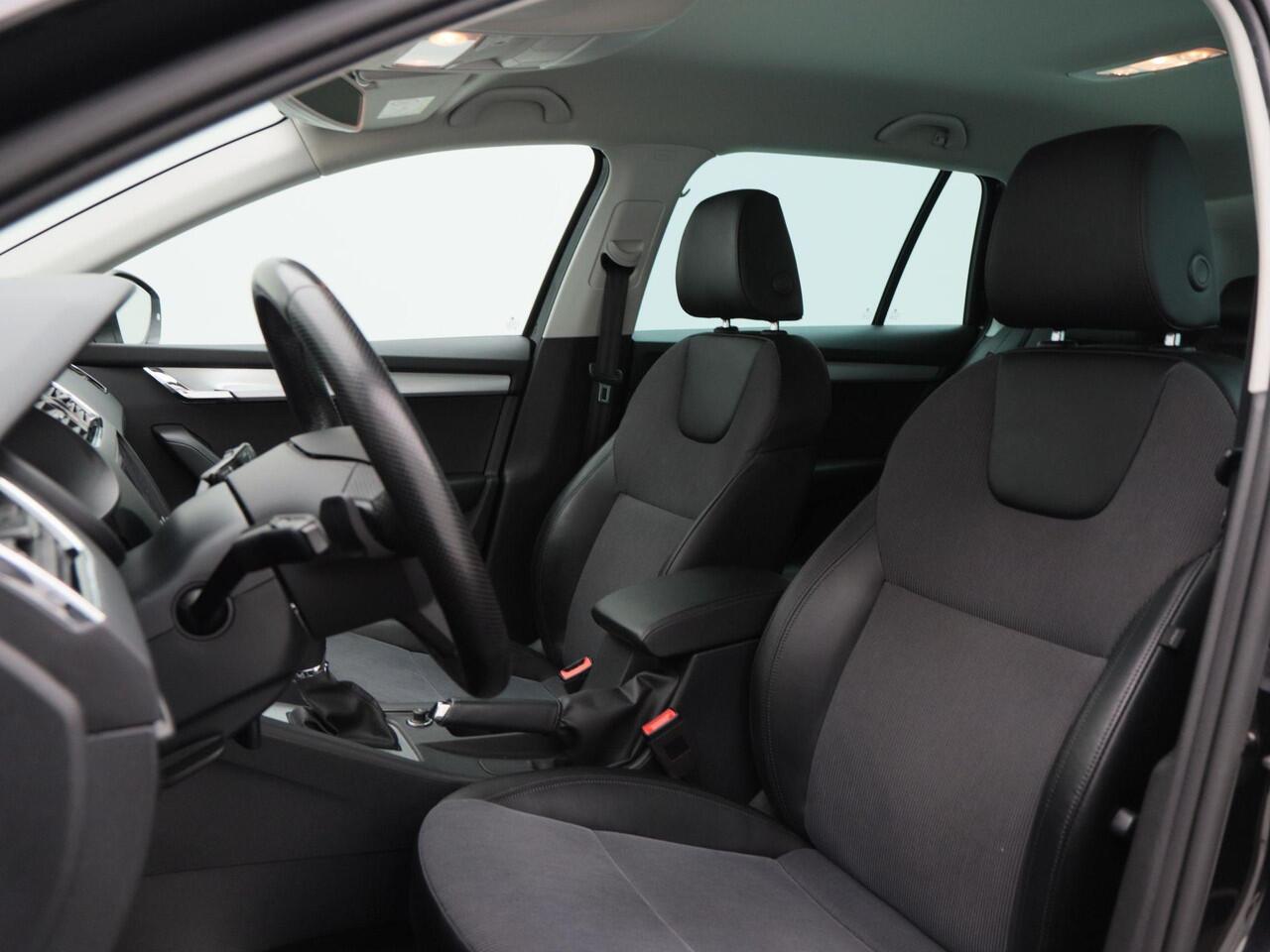 Skoda OCTAVIA Combi 1.0 TSi 115 Pk Automaat Ambition Business | Trekhaak | Navigatie | CarPlay | Stoelverwarming | 17 Inch | 85.572 Km!