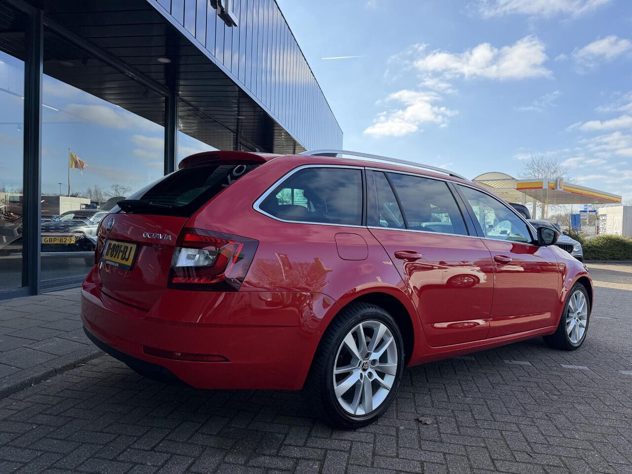 Skoda OCTAVIA Combi 1.5 TSI Greentech Business Edition Plus AUTOMAAT | VIRTUAL DISPLAY | CAMERA | LED LAMPEN | ADAPTIEVE CRUISE | DODEHOEK DETECTIE | LEDER | KEYLESS | VERWARMDE STOELEN | CANTON SOUND SYSTEM NAVIGATIE | DODEHOEK DETTECTIE |