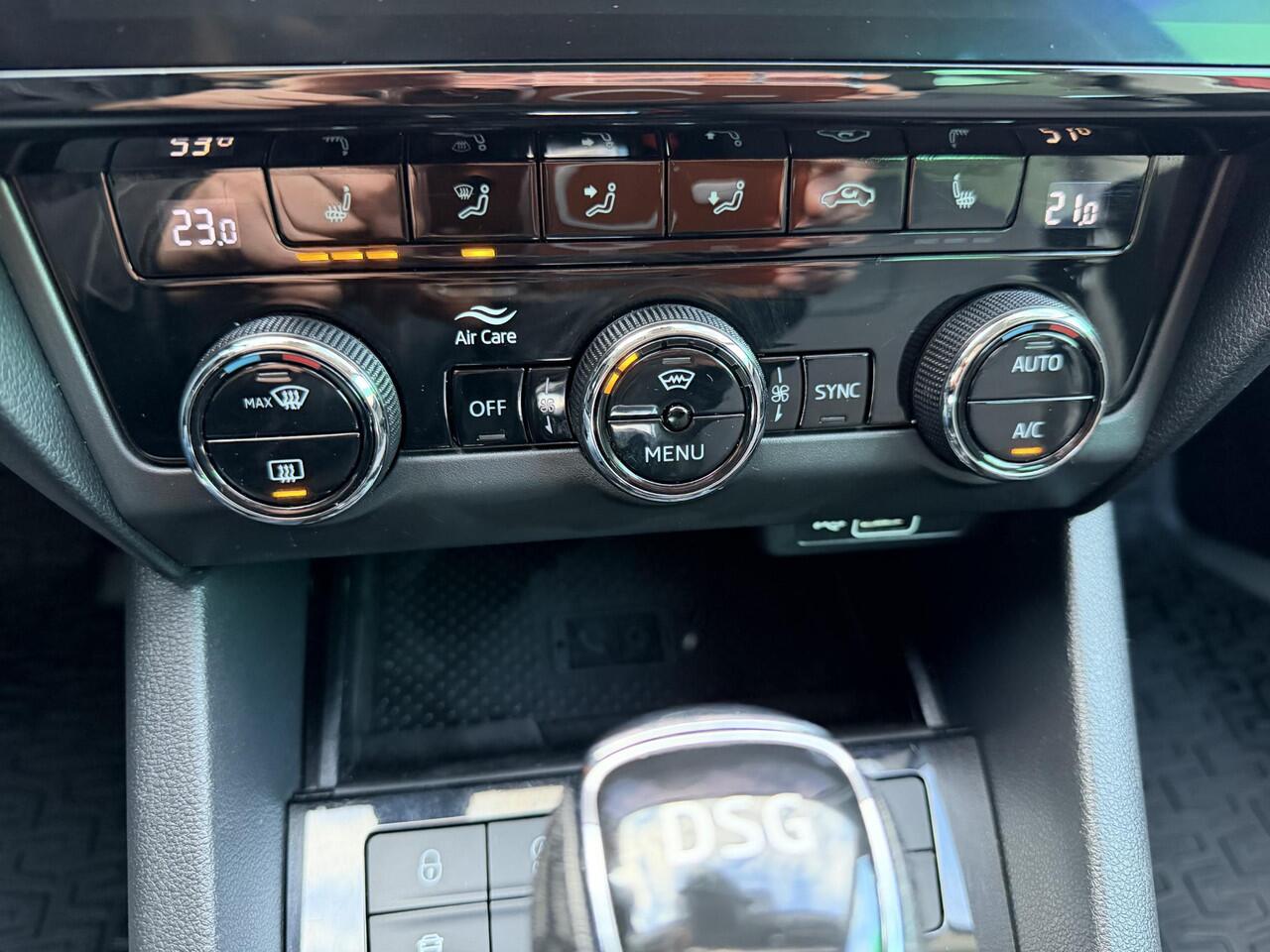 Skoda OCTAVIA Combi 1.5 TSI Greentech Business Edition Plus AUTOMAAT | VIRTUAL DISPLAY | CAMERA | LED LAMPEN | ADAPTIEVE CRUISE | DODEHOEK DETECTIE | LEDER | KEYLESS | VERWARMDE STOELEN | CANTON SOUND SYSTEM NAVIGATIE | DODEHOEK DETTECTIE |