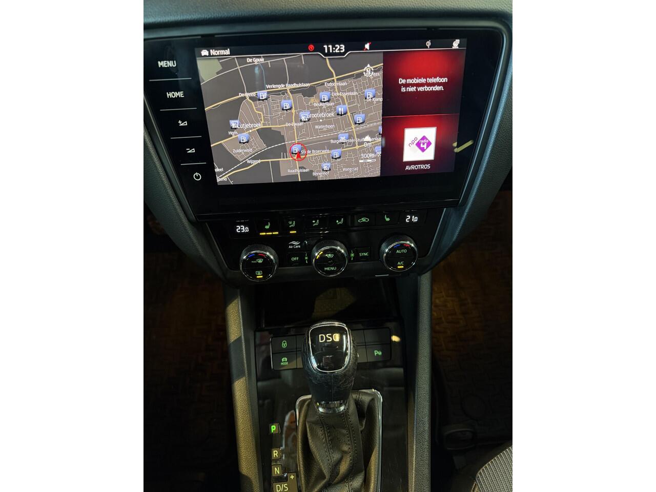 Skoda OCTAVIA Combi 1.5 TSI Greentech Business Edition Plus AUTOMAAT | VIRTUAL DISPLAY | CAMERA | LED LAMPEN | ADAPTIEVE CRUISE | DODEHOEK DETECTIE | LEDER | KEYLESS | VERWARMDE STOELEN | CANTON SOUND SYSTEM NAVIGATIE | DODEHOEK DETTECTIE |