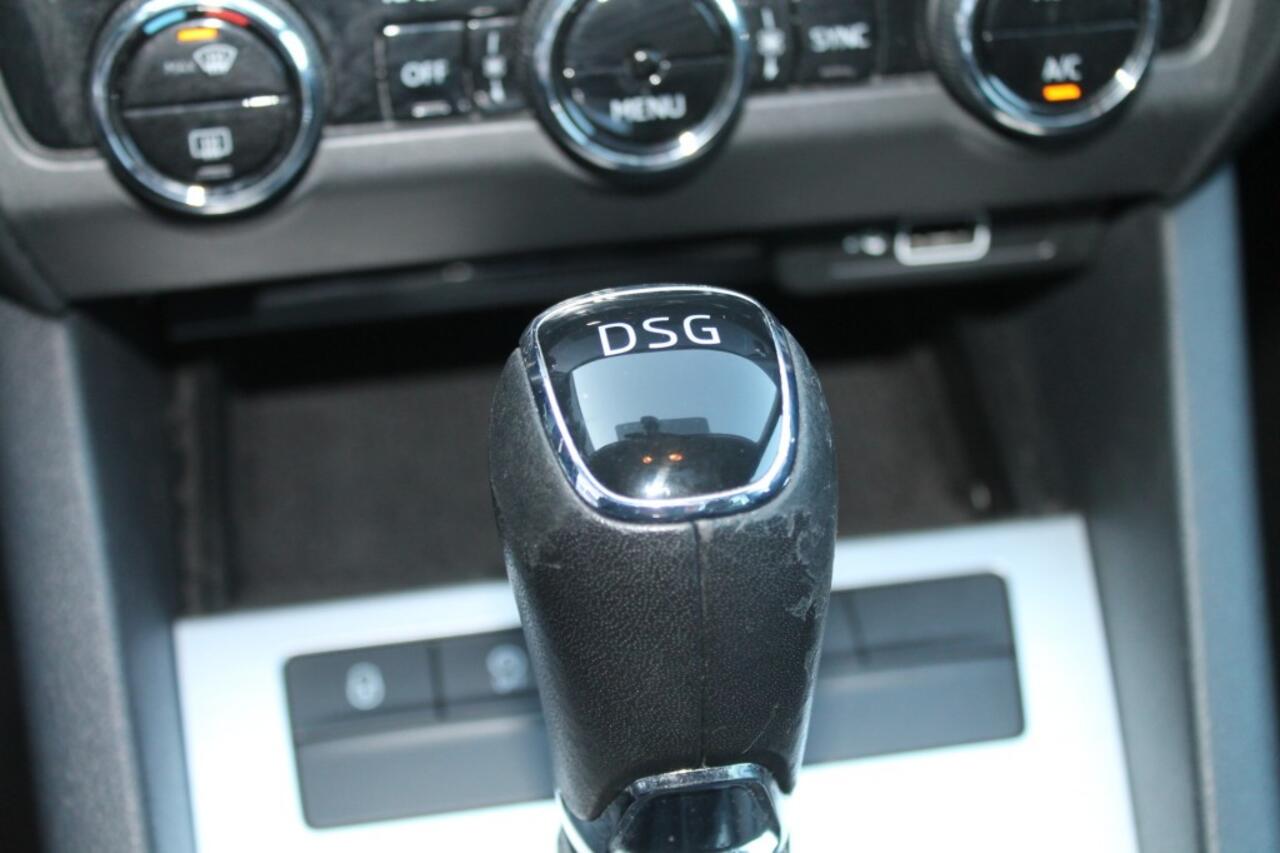 Skoda OCTAVIA 1.6 TDI CLEVER EDITION AUTOMAAT CRUISE NAVI LM 17 INCH