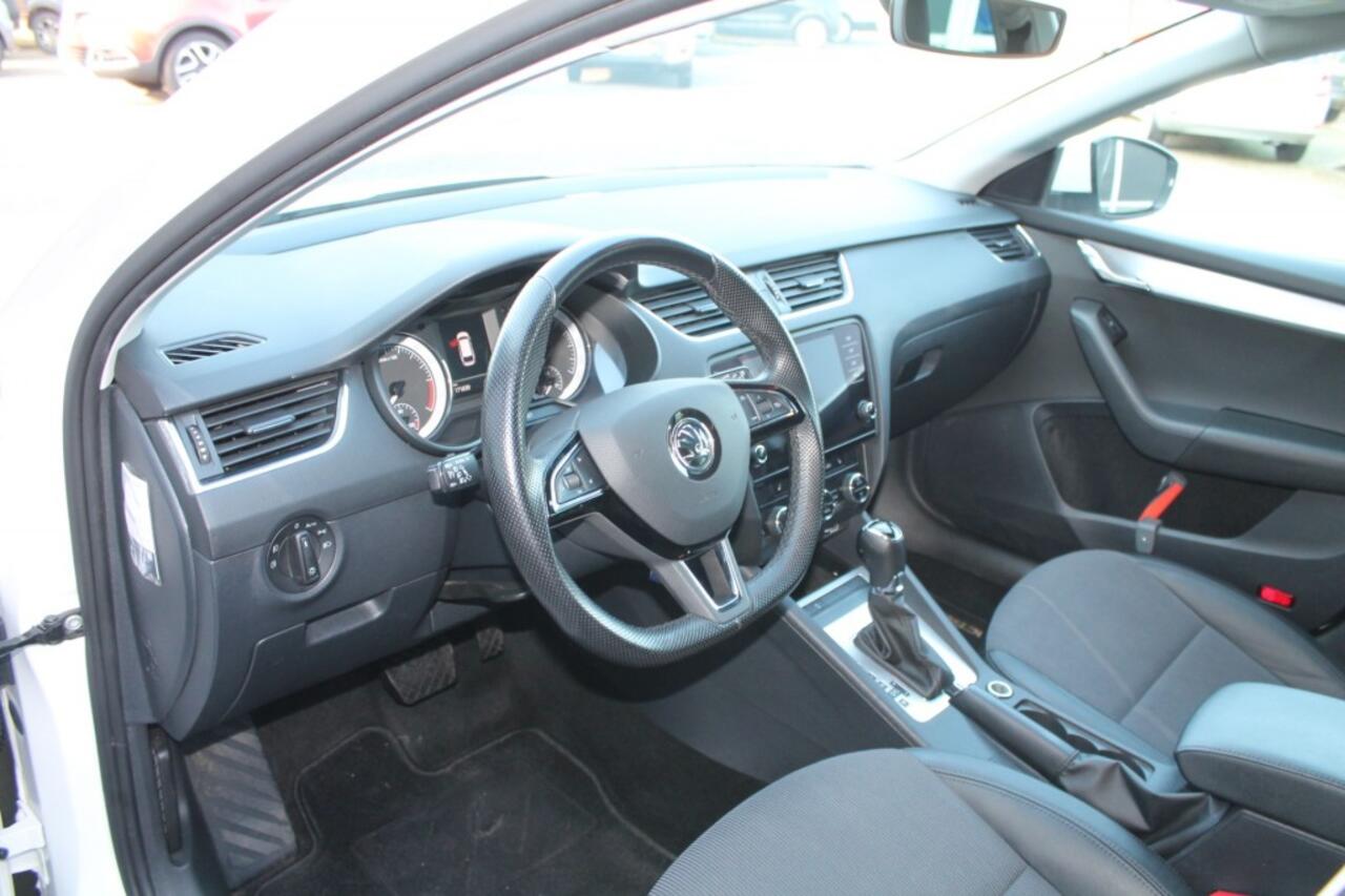 Skoda OCTAVIA 1.6 TDI CLEVER EDITION AUTOMAAT CRUISE NAVI LM 17 INCH