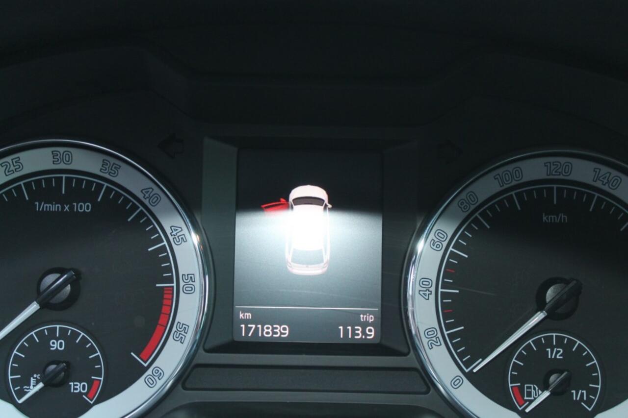 Skoda OCTAVIA 1.6 TDI CLEVER EDITION AUTOMAAT CRUISE NAVI LM 17 INCH