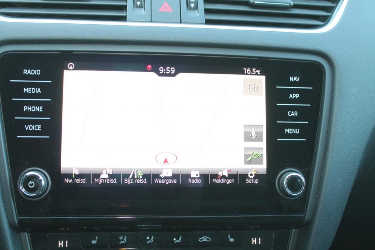 Skoda OCTAVIA 1.6 TDI CLEVER EDITION AUTOMAAT CRUISE NAVI LM 17 INCH