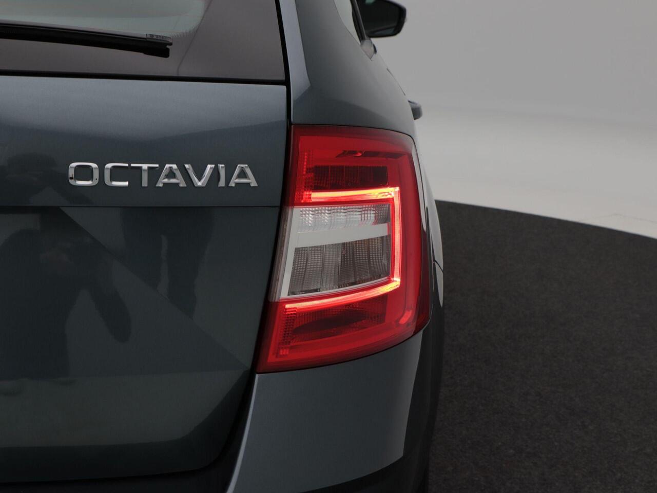 Skoda OCTAVIA Combi 1.5 TSi 150 Pk Automaat Style | Trekhaak | Cruise Control | Stoelverwarming | Camera | CarPlay | Climatronic | 16 Inch | 78.869 Km !!