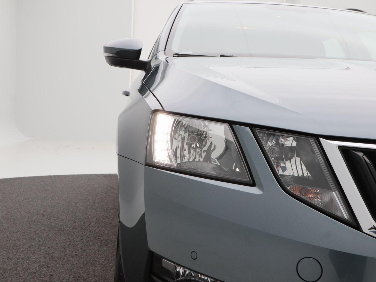 Skoda OCTAVIA Combi 1.5 TSi 150 Pk Automaat Style | Trekhaak | Cruise Control | Stoelverwarming | Camera | CarPlay | Climatronic | 16 Inch | 78.869 Km !!