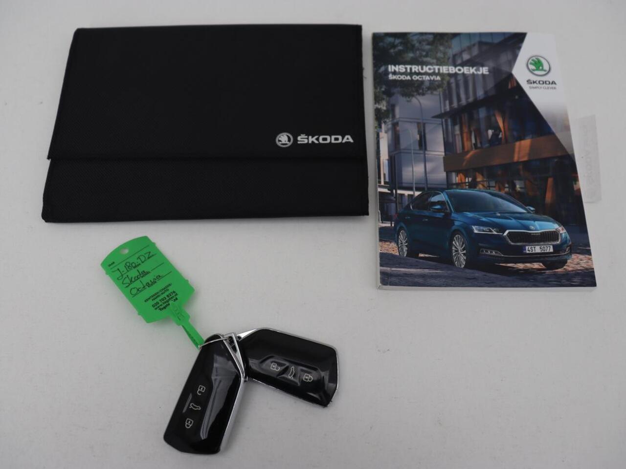 Skoda OCTAVIA 1.5 TSI First Edition | Stoelverwarming | Adaptive cruise | Carplay | Sfeerverlichting | Matrix LED | Navigatie | Parkeerhulp | Keyless | DAB | Virtual Cockpit